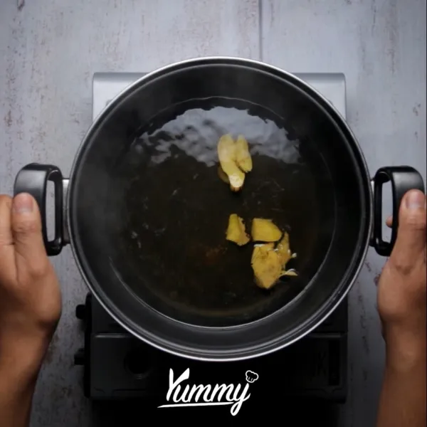 Panaskan air hingga mendidih. Masukkan jahe bakar.