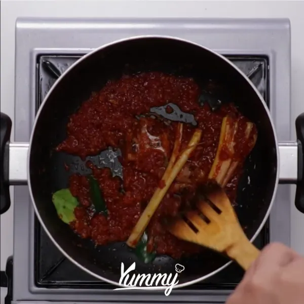Masukkan serai, lengkuas, dan daun jeruk. Masukkan garam, gula dan merica. Aduk merata.