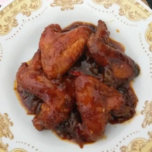 Sayap ayam asam manis siap dihidangkan.