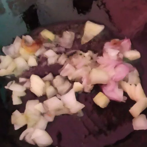 Tumis bawang putih, bawang merah, dan bawang bombay sampai harum.