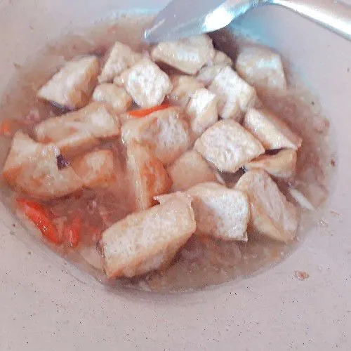 Masukkan tahu, masak hingga air menyusut dan mengental.