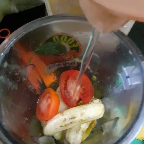 Beri sedikit air, lalu blender halus.