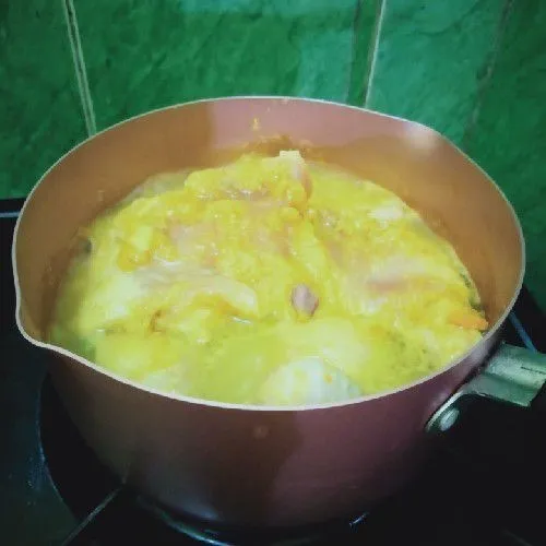 Balurkan bumbu halus pada daging ayam, letakkan dalam panci beri air secukupnya rebus kurang lebih 15 menit dengan api kecil. Tiriskan dan dinginkan. Saring bumbu air rebusan ayam, tiriskan.