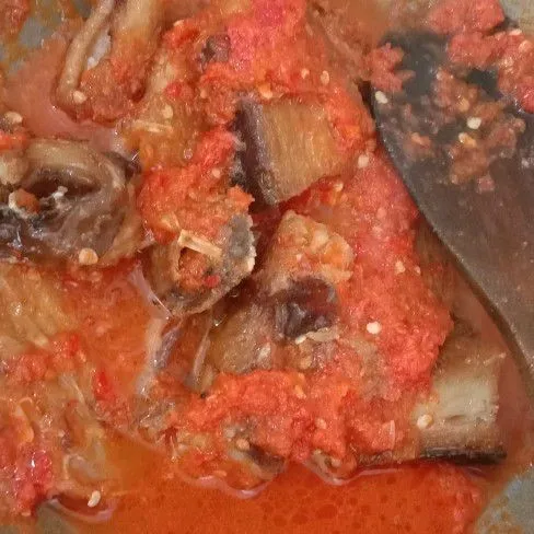 Beri sedikit air, tambahkan garam, kaldu bubuk, lada bubuk, aduk hingga airnya mulai menyusut. Perbaiki rasanya, angkat dan sajikan.