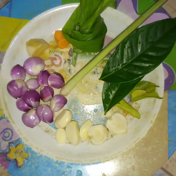 Haluskan bawang merah, bawang putih, kemiri, kunyit, dan jahe.