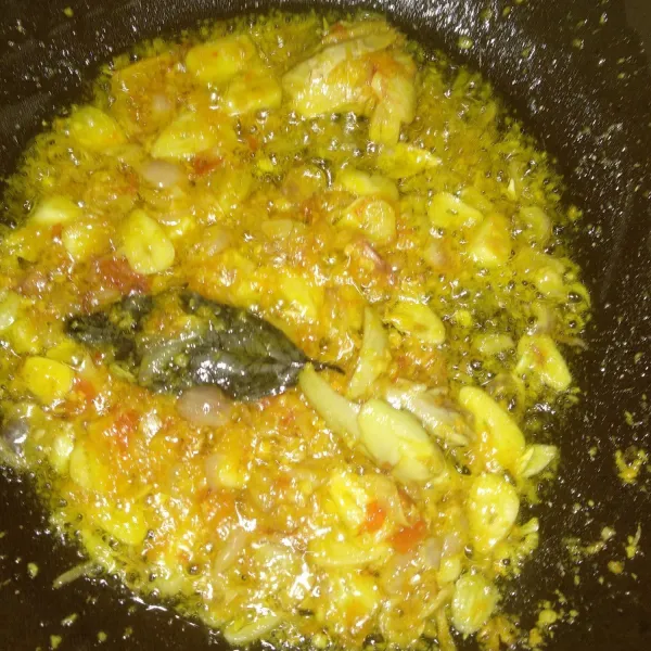 Tumis irisan bawang putih, bawang merah, jahe, dan batang serai sampai harum, sisihkan dipinggir. Masukkan bumbu yang dihaluskan, tambahkan garam, gula, dan kaldu jamur, tumis sampai harum.