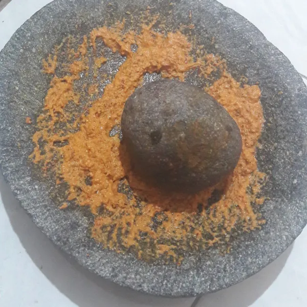 Haluskan bumbu kecuali daun jeruk, sereh dan tomat.