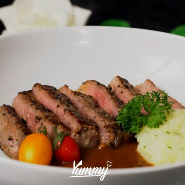 Sajikan tenderloin dengan black pepper sauce, mashed potato dan tomato cherry.