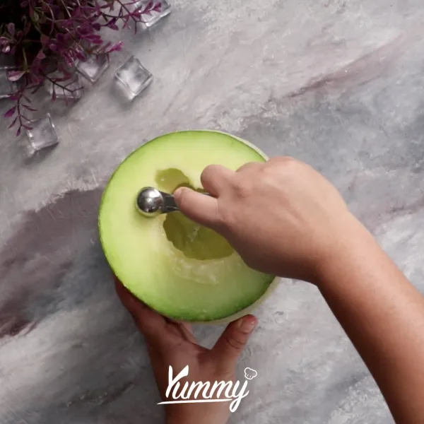 Ambil sebagian buah melon menggunakan fruit roller/sendok.