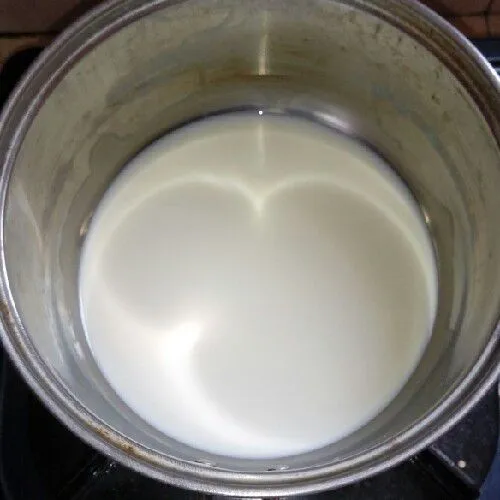 Masukkan susu cair ke dalam panci.