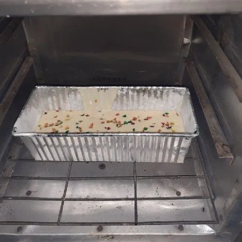 Panggang adonan dalam oven hingga masak.