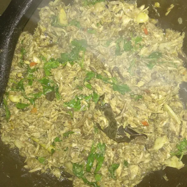 Aduk-aduk sampai air habis dan kering, koreksi rasa. Angkat dan sajikan dengan nasi hangat dan kerupuk.