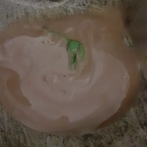 Panaskan wajan, masukkan santan, gula merah, garam, dan daun pandan.