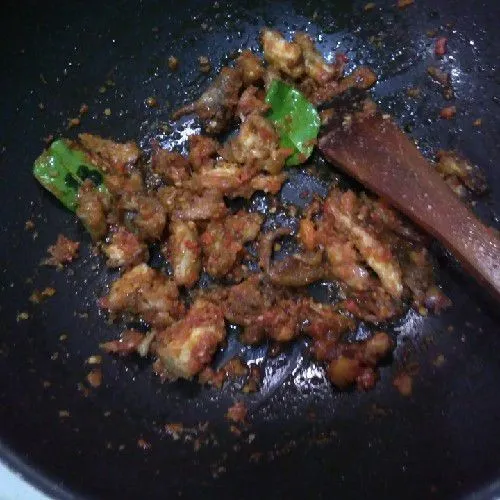 Kemudian masukkan ayam suwir tadi, aduk. Tambahkan garam dan gula. Aduk merata dan koreksi rasa.