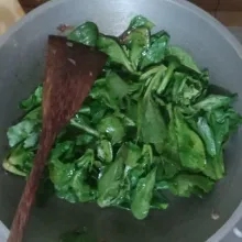 Masukkan baby kailan dan air, aduk-aduk sampai layu.
