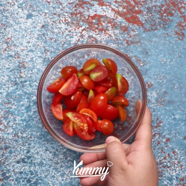 Bumbui tomat cherry dengan perasan jeruk nipis dan daun ketumbar. Beri garam, lada hitam dan gula pasir. Aduk rata menggunakan tangan agar keluar sari dari tomat. Sisihkan.