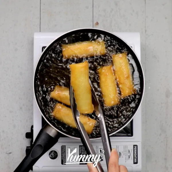Panaskan minyak, goreng lumpia bihun hingga kecoklatan. Tiriskan. Sajikan Lumpia Bihun dengan sambal petis.