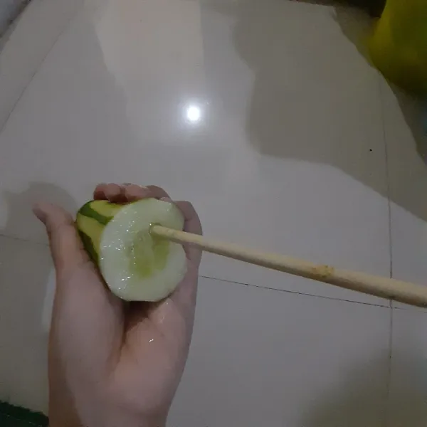Lubangi bagian tengah timun.