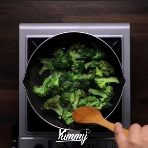 Didihkan air, kemudian beri 1 sdt garam. Rebus brokoli hingga setengah matang agar tekstur brokoli tetap crunchy.