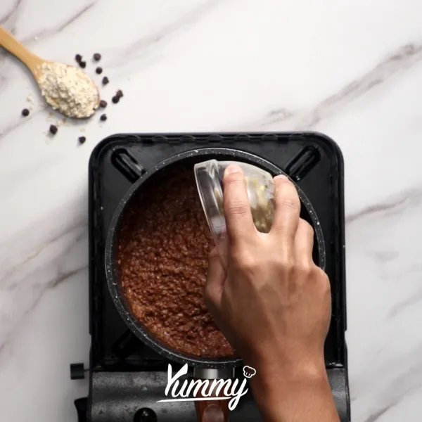 Masukkan pisang yang telah dihaluskan kedalam oatmeal.