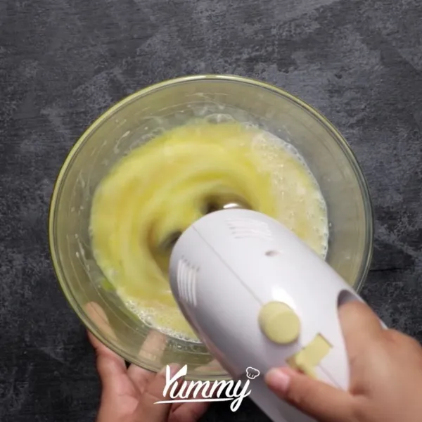 Kocok putih telur dan gula pasir menggunakan mikser. Kocok hingga kaku selama2-3 menit.