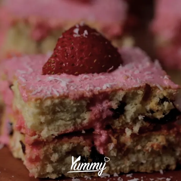 Cake Kelapa Strawberry