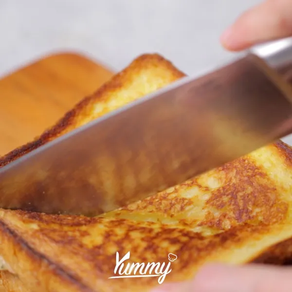 Potong roti sesuai selera, berikan taburan mozzarella, torch hingga mozarella meleleh di bagian atasnya. Jika tidak memiliki torch, roti dapat di oven selama 5 menit untuk melelehkan keju. Taburi dengan parsley kering