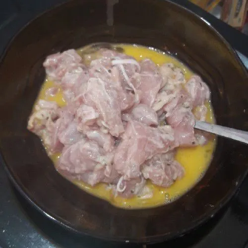 Balurkan ayam ke dalam tepung bumbu, celupkan ke dalam kocokan telur, kemudian baluri oatmeal. Goreng dalam minyak panas hingga kuning keemasan.