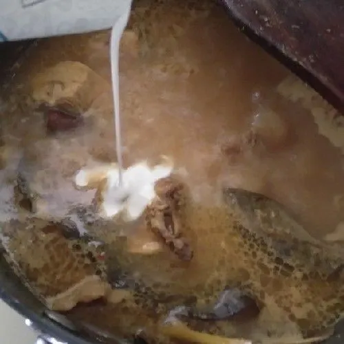 Setelah bumbu harum masukan ayam, air matang dan santan kental sampai meresap.