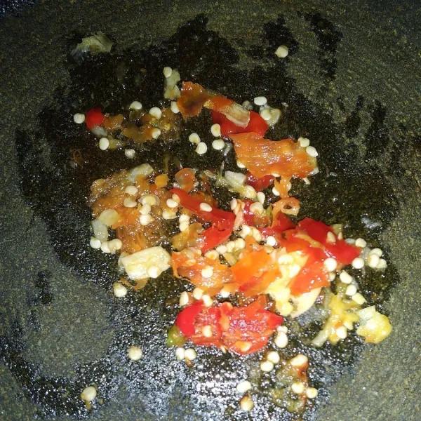 Ulek kasar bawang putih cabai rawit dan garam.