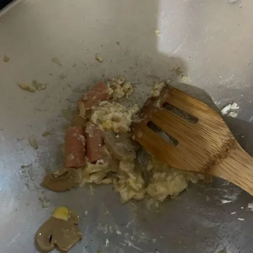 Setelah bumbu harum, masukkan telur ayam kemudia orak arik. Setelah itu masukkan sosis dan Jamur. Aduk hingga rata.