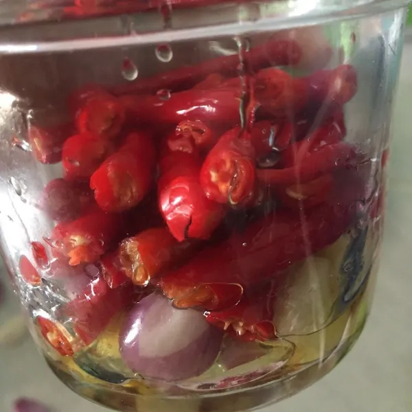 Blender cabe merah keriting, bawang merah, bawang putih dengan minyak secukupnya.
