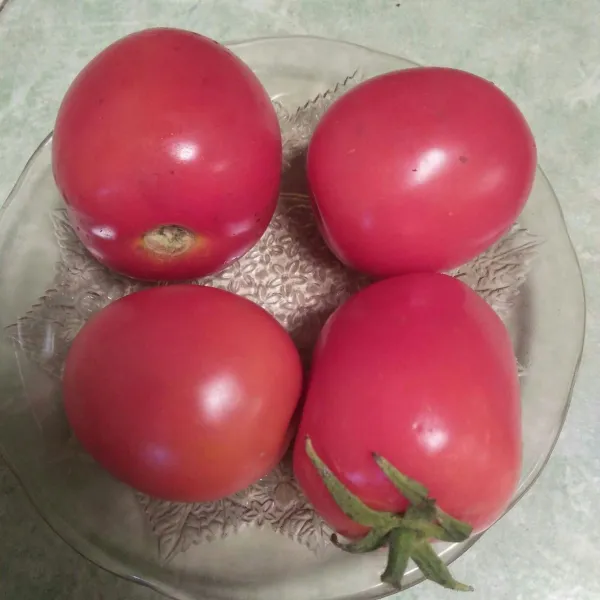 Siapkan tomat yang sudah dicuci bersih.
