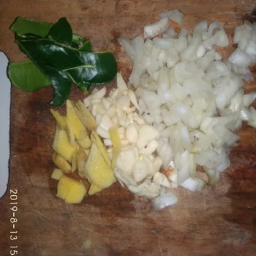 Siapkan bumbu tumis, cincang kasar bawang bombay, bawang putih, potong halus / parut jahe, robek-robek daun jeruk.