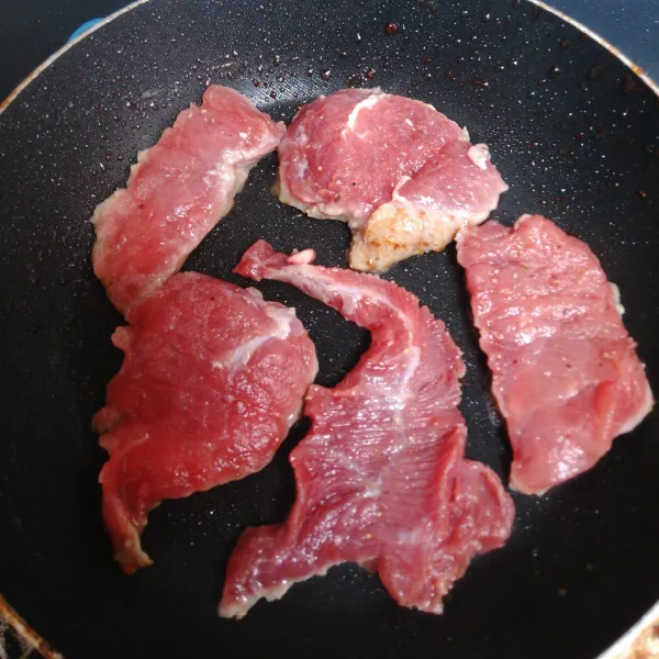 Panggang daging dengan grill atau teflon.