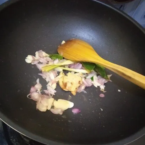 Masukkan lengkuas dan serai yang sudah di geprek dan daun jeruk.