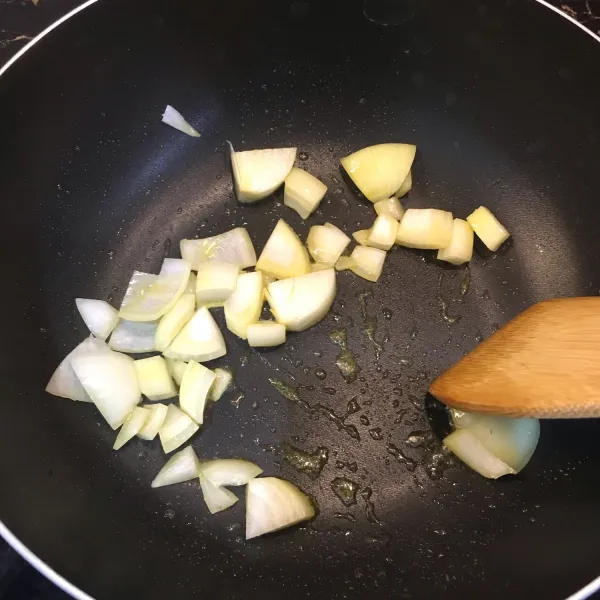 Panaskan margarin, tumis bawang bombay hingga setengah layu.