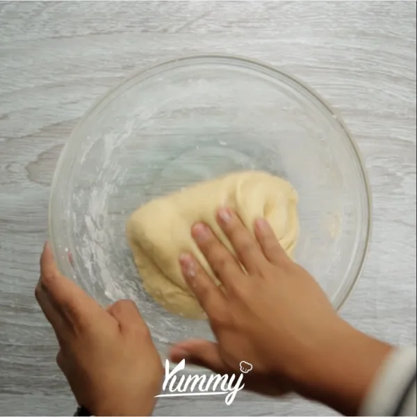 Tambahkan susu sedikit demi sedikit hingga tercampur rata dan kalis, setelah kalis tambahkan mentega. Uleni lagi hingga tercampur.