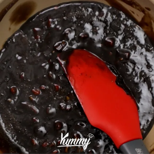 Sambal petis: tumis bawang putih dan cabai rawit, tambahkan petis udang, kecap manis, dan air. Aduk rata, masak hingga mengental. Sisihkan.