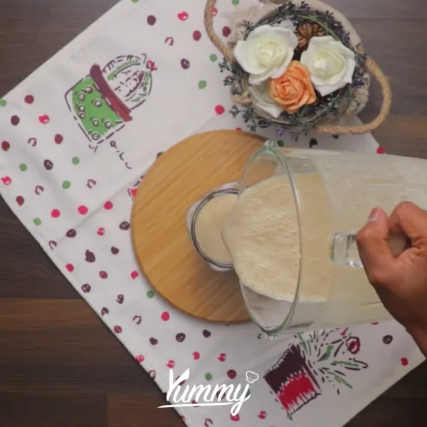 Siapkan gelas saji, lalu tuangkan milkshake hingga penuh.