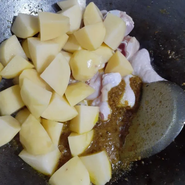 Masukkan ayam dan kentang aduk-aduk sampai berubah warna.