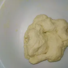 Uleni adonan dan banting-banting hingga kalis.