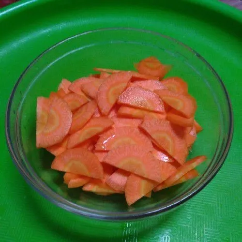Kupas wortel dan iris tipis.