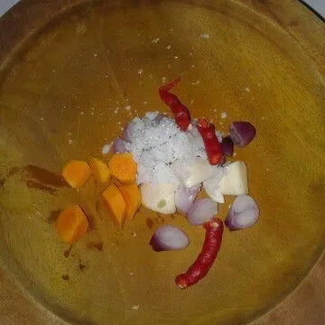 Uleg bawang merah, bawang putih, cabe keriting dan kunyit. Jahe beri garam sedikit dan uleg sampai halus.
