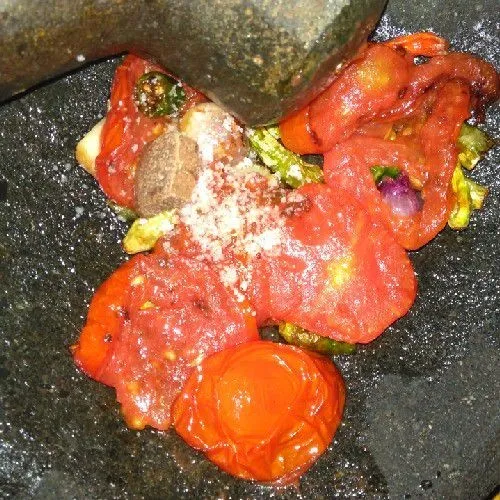 Ulek sambal, sebelumnya beri garam dan terasi.