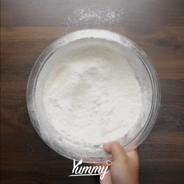 Campurkan terigu vanili dan baking powder. Ayak