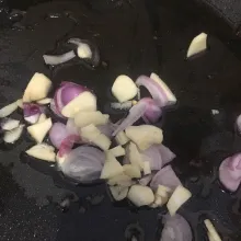 Tumis bawang putih dan bawang merah hingga harum.