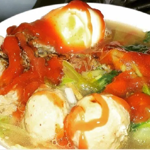 Setelah itu tuang kuah kaldu daging ke mangkok yang berisi mie. Mie pun siap di nikmati.