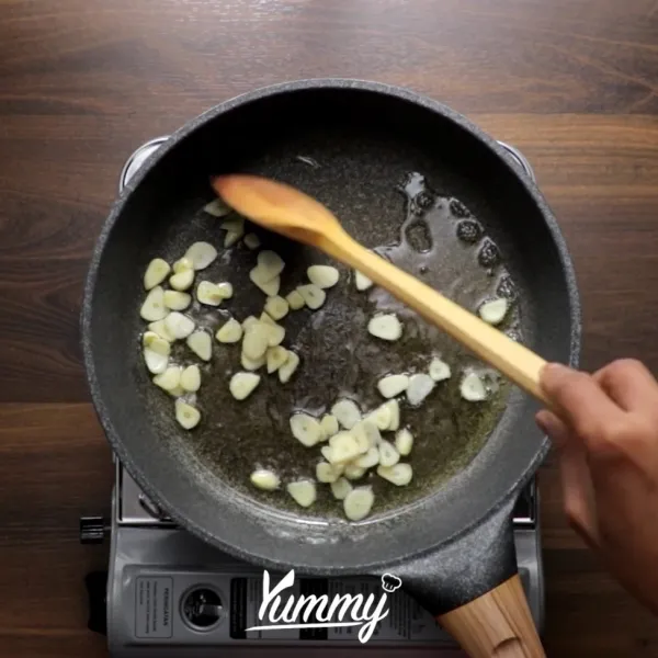 Tambahkan air dan mentega, masak dengan rice cooker hingga matang. Angkat dan sisihkan.