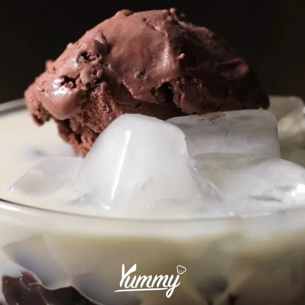 Tambahkan satu scoop es krim coklat di atasnya.